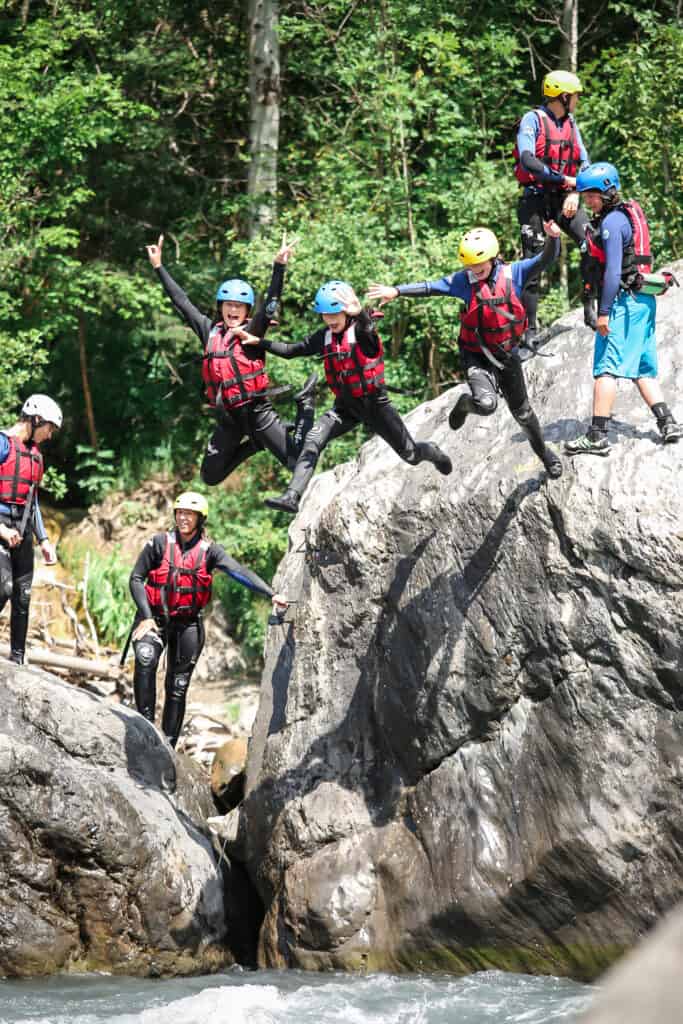 activité rafting avec saut de rocher dans la rivière de Ubaye