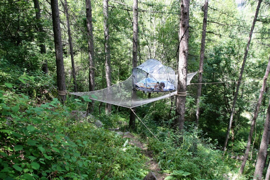 Les bienfaits de dormir en fôret, en pleine nature dans une tente bulle accrochée aux arbres.