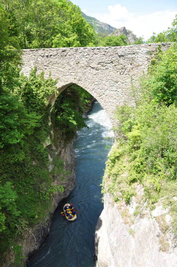 le pont médiéval du Lauzet Ubaye, Vallée de l'Ubaye