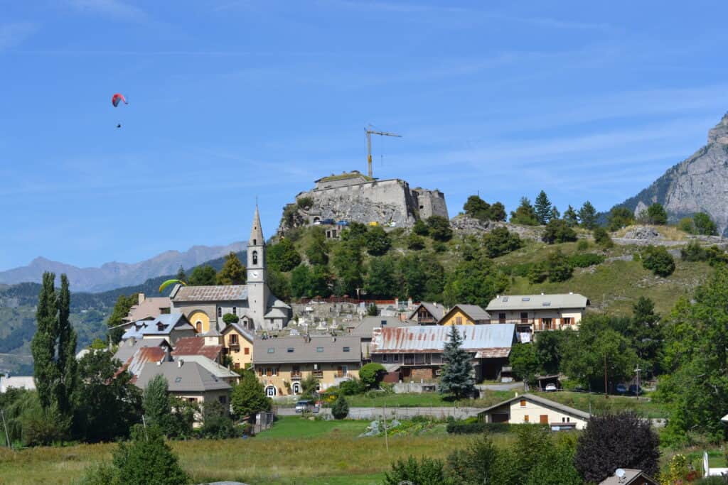 La village de Saint Vincent les forts dans les Alpes de Huates Provence