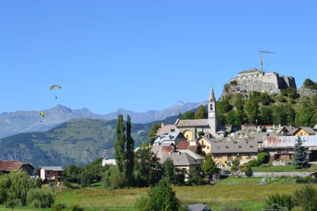 village de Saint Vincent les forts et ses des parapentes à Ubaye-Serre-Ponçon