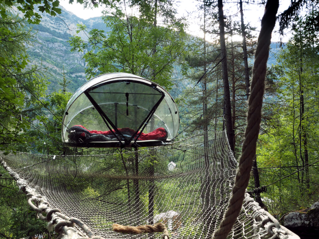Voici une tente bulle suspendu dans les arbres pour y passer la nuit.