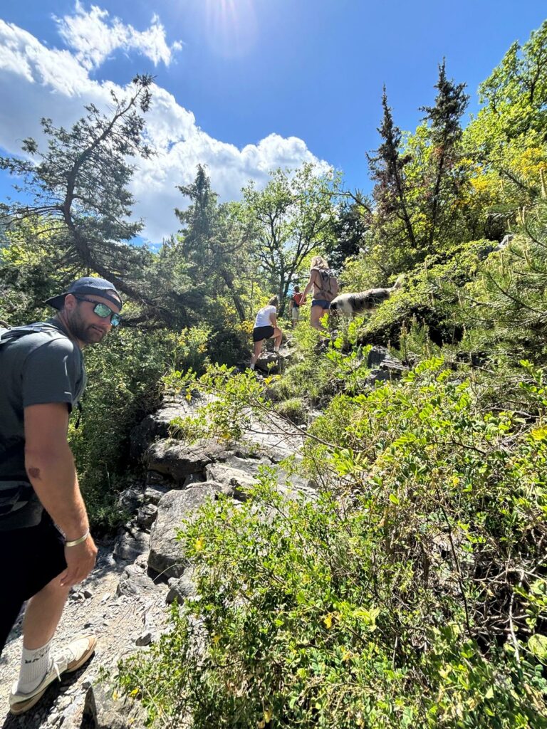 Sentier d'accès aux cascades de costeplane, alpes de haute provence
