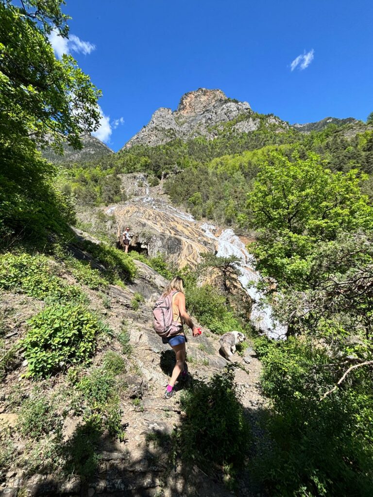 Le voile de la mariée aux cascades de costeplane, alpes de haute provence. Vue de la randonnée des cascades de Costeplane