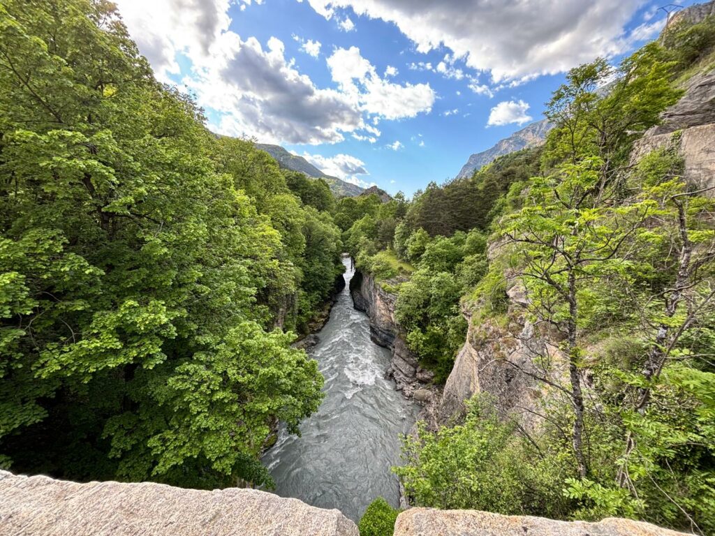 Vue du pont Romain, Lauzet Ubaye, Vallé de Barcelonnette. Fin de la randonnée les cascades de Costeplane.